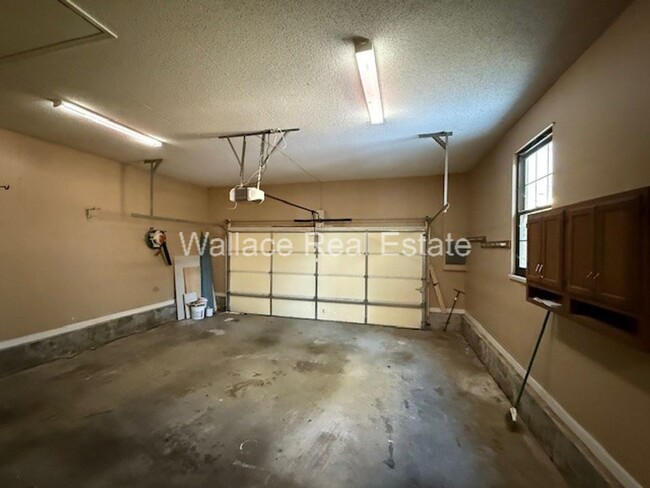 Building Photo - UPDATED, SEMI-FURNISHED 3 BEDROOM HOME IN ...