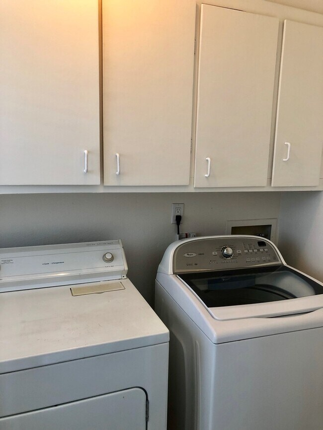 Building Photo - 2 bedroom, 2 story Mission Valley Townhouse with garage