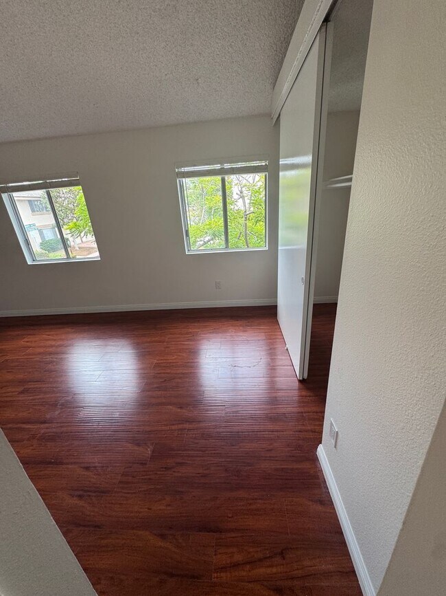 Building Photo - 4 bed townhouse central  Clairemont