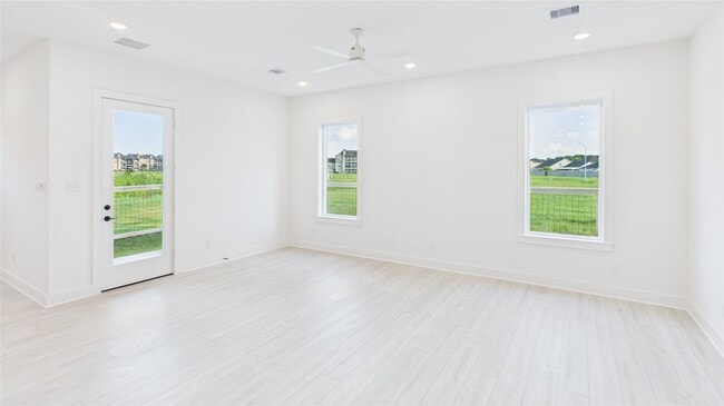 Building Photo - 9606 Valeca Dr