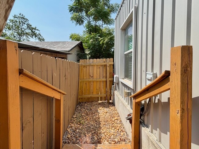 Building Photo - 1033 Rivas St
