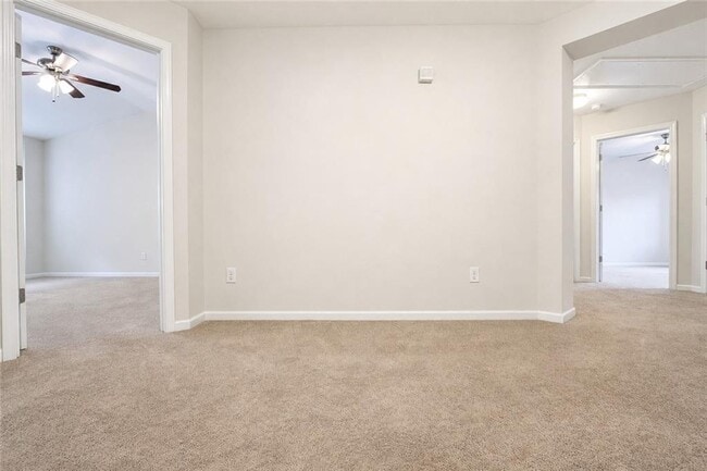 Building Photo - 2132 Greencrest Cir