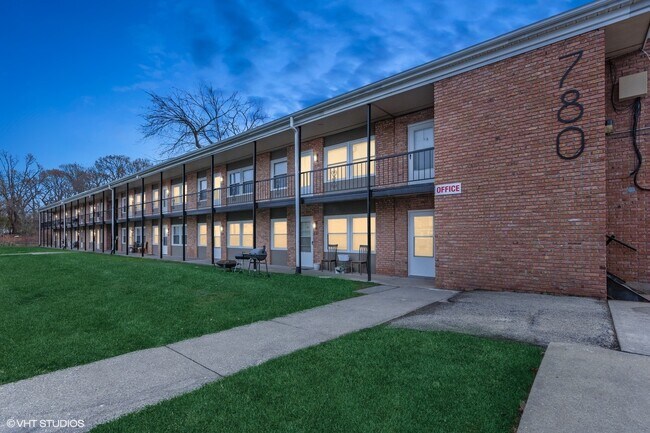Primary Photo - 720 S Nelson Ave