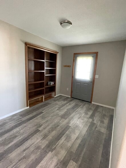 Building Photo - 2555 Valley Dr