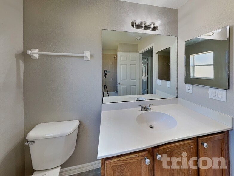 Building Photo - 1488 Nabatoff St