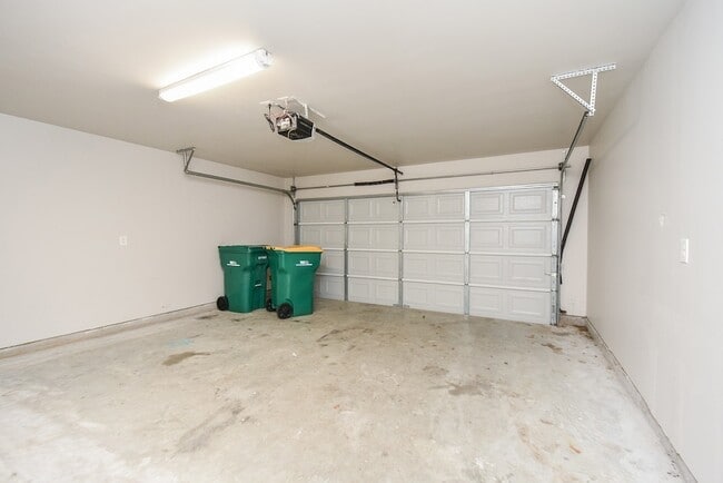Building Photo - 946 Oak Falls Dr
