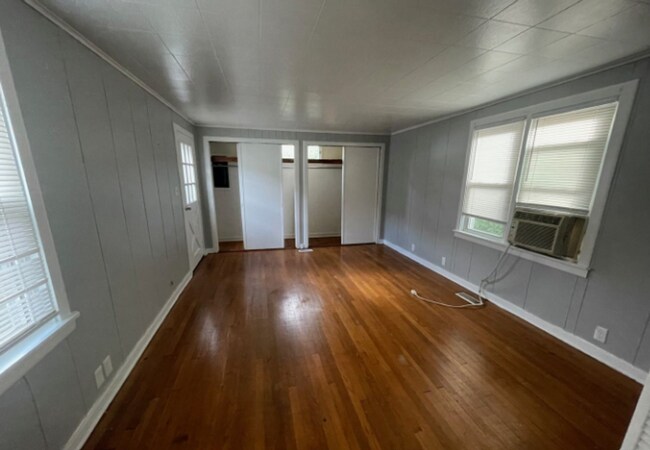 Building Photo - Charming 2BR Home with 1-Car Attached Garage, Hardwood Floor, and Washer/Dryer Provided!