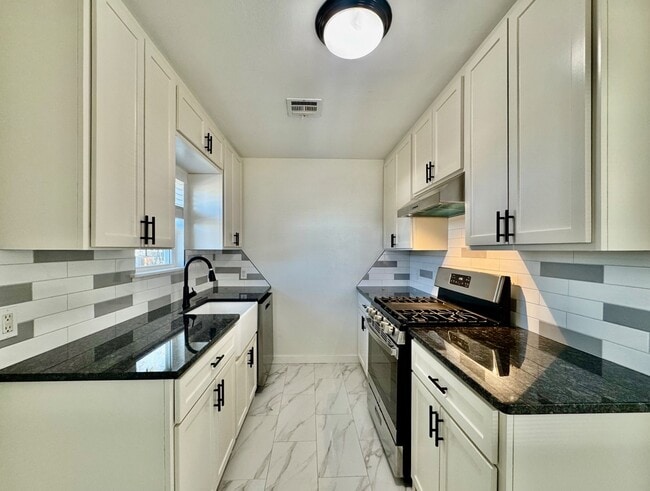 Building Photo - 809 Proctor Pl