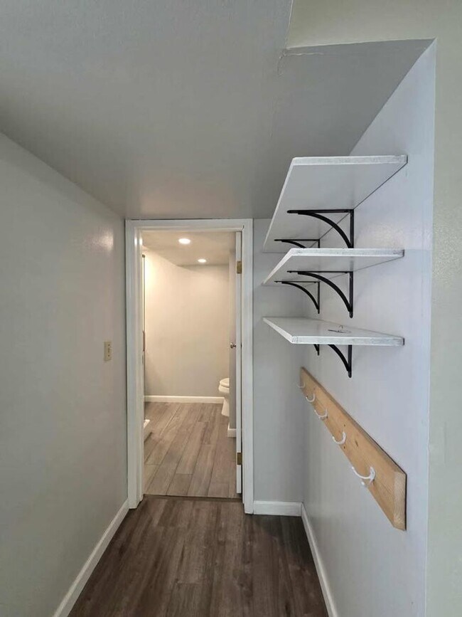Building Photo - Low maintenance 3 bedroom!