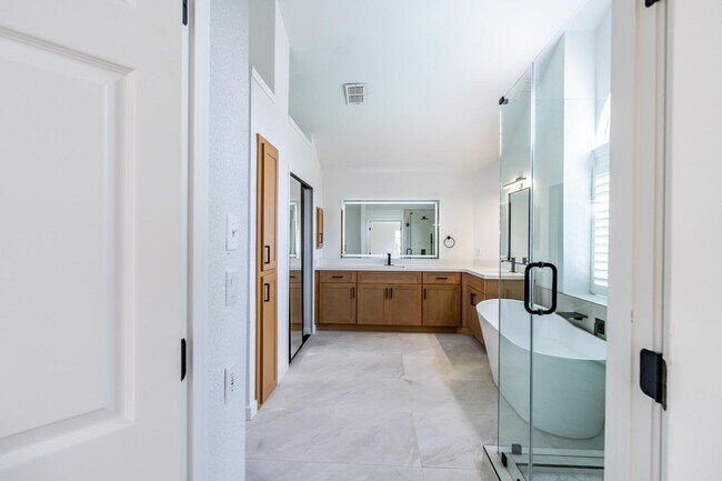 Building Photo - 7625 Shadow Wood Dr