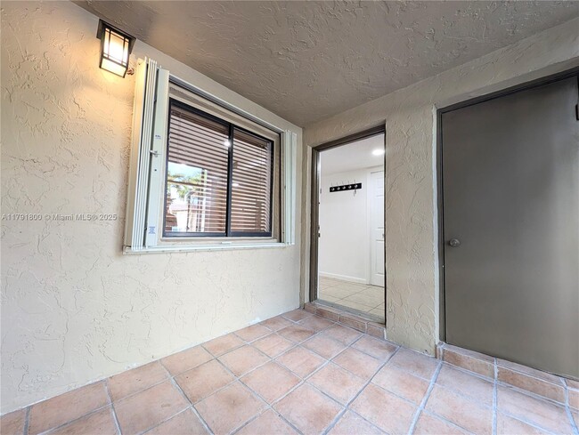 Building Photo - 310 Lakeview Dr