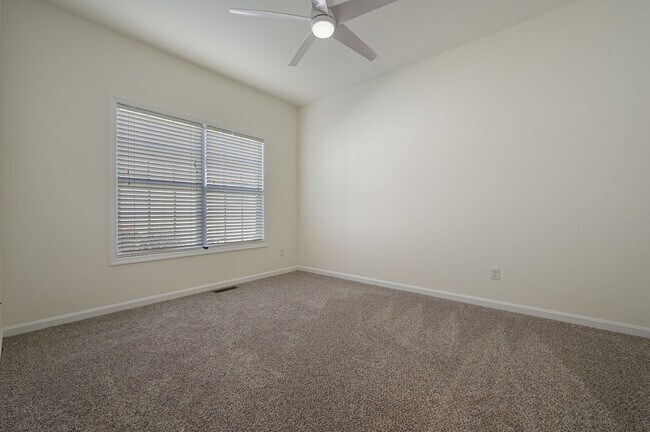 Building Photo - 15 Little Birch Dr