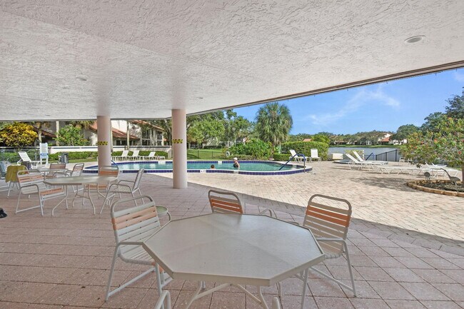 Building Photo - 6040 SE Martinique Dr