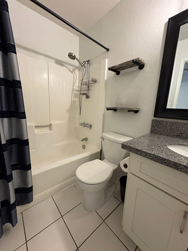 Building Photo - Pet friendly! 2 bedrooms, 1.5 bath, 1 park...