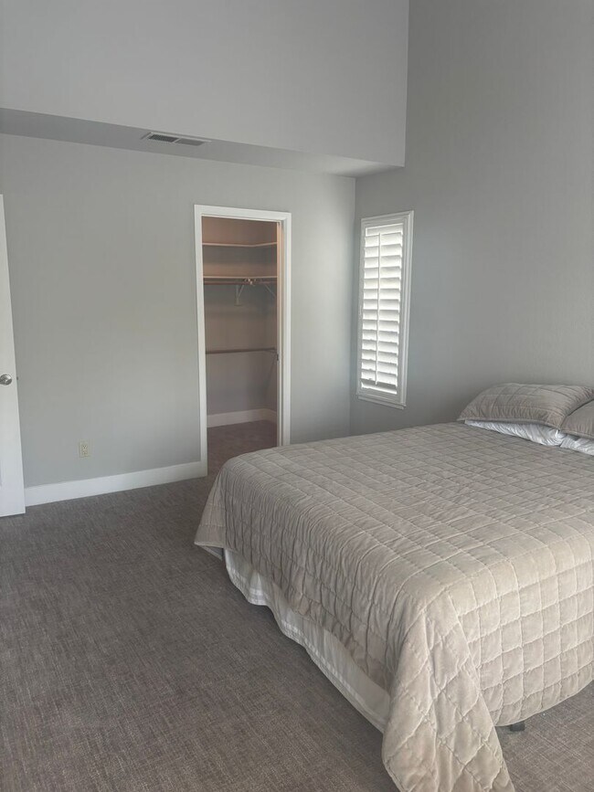 Building Photo - Stunning One-Bedroom Condo in Desirable Co...