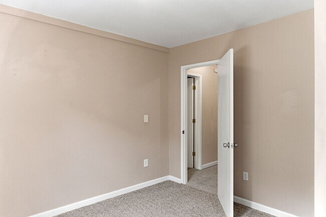 Building Photo - Spacious and versatile 6-bedroom, 2-bath split-level home