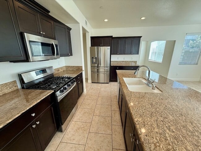 Building Photo - Beautiful Spacious 5 Bedroom Home located ...