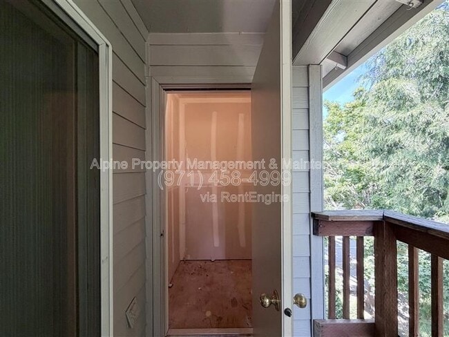 Building Photo - 10020 SW 125th Ave