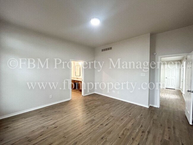 Building Photo - 806 Cresside Ln