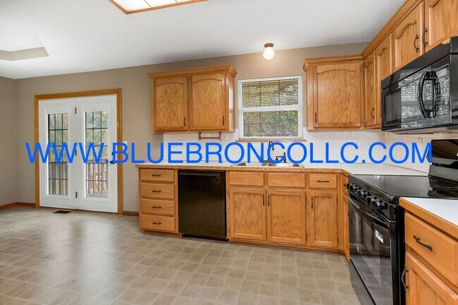 Building Photo - Check out this spacious home with thoughtf...