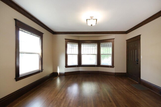 Building Photo - 360 Richard Terrace SE