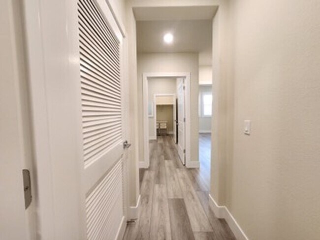 Building Photo - Upscale 2/2 Apartment in The Cannery!-$500...