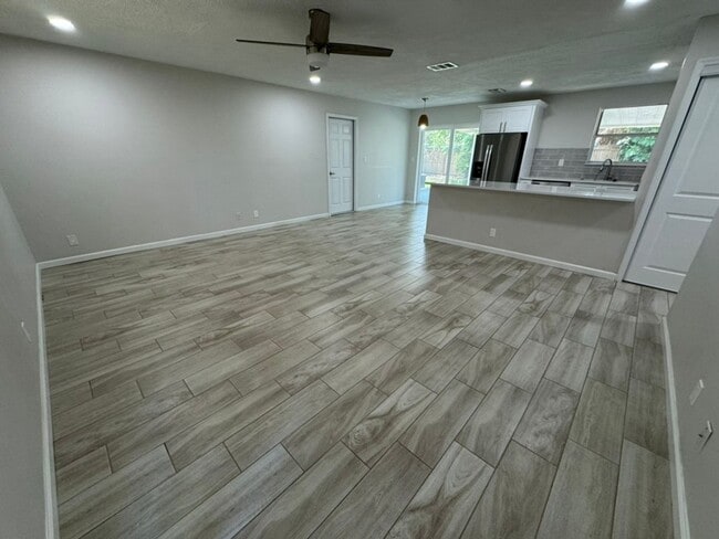 Building Photo - Location Annual Single Fam Rental Pets ok