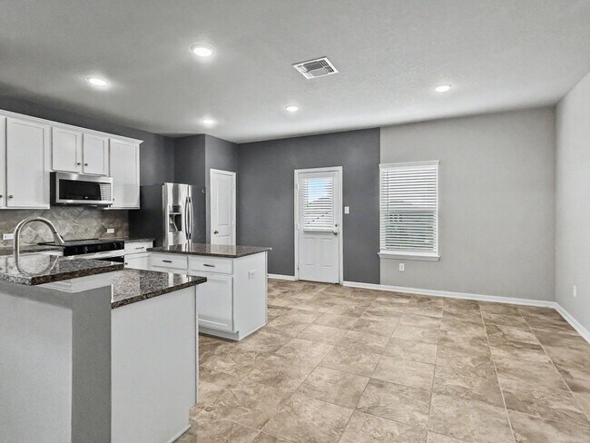 Building Photo - Spacious 4-Bedroom w/ Loft - Far West San Antonio
