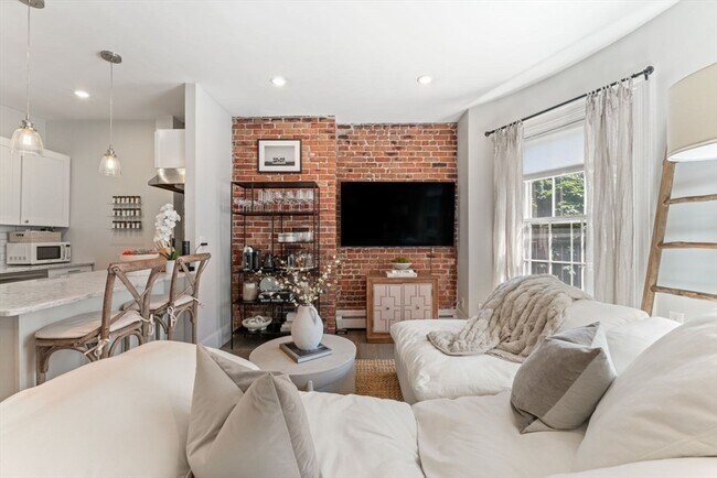 Building Photo - 91 Waltham St