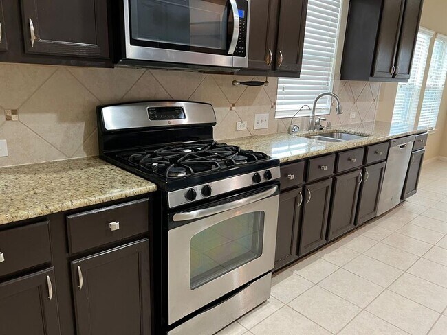 Building Photo - 2203 Oak Rise Dr