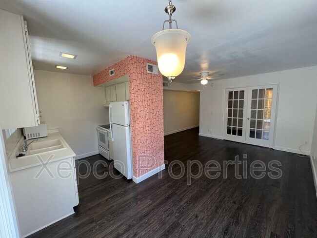 Building Photo - 5300 E Waverly Dr