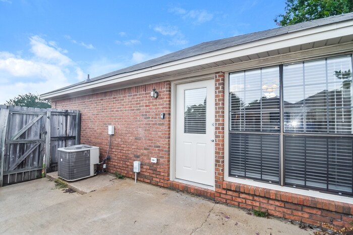 Building Photo - 2100 Station Ct