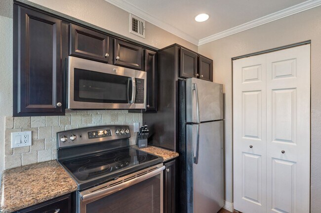 Building Photo - Move-In Ready 1-Bedroom in Scenic Fountain...
