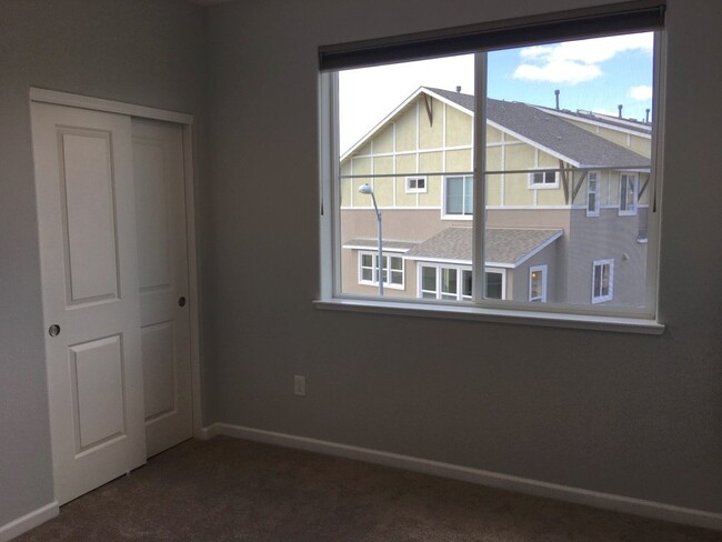 Building Photo - NW Reno Luxury End Unit Townhouse - On the...