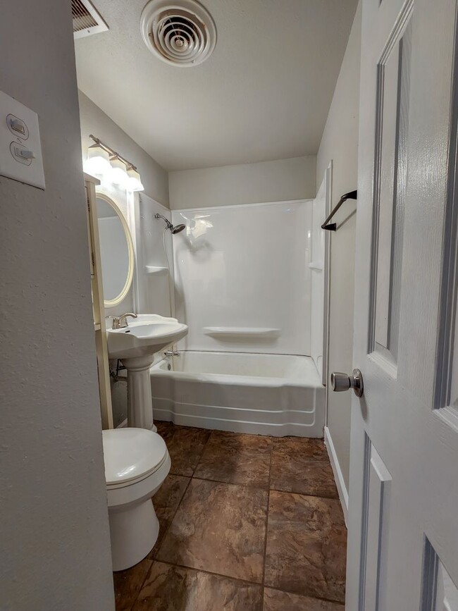 Building Photo - 3 Bedroom 2 Bath brick home in Shawnee