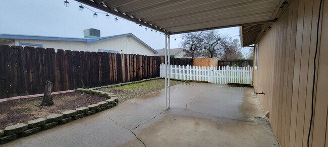 Building Photo - Quiet Cul de Sac With RV Parking in North Redding