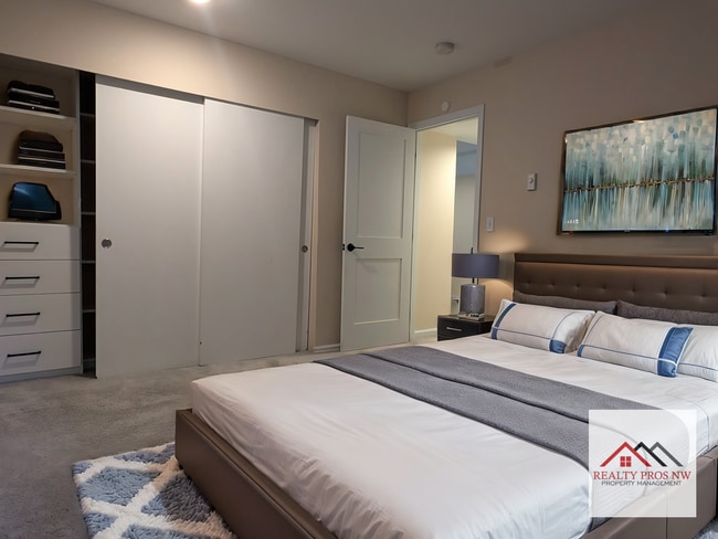 Building Photo - Move in Special:  Sept & Oct only $2,000 /...