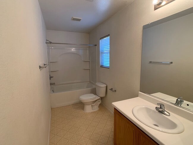 Building Photo - Upgraded 3 bedroom home with loft and den....