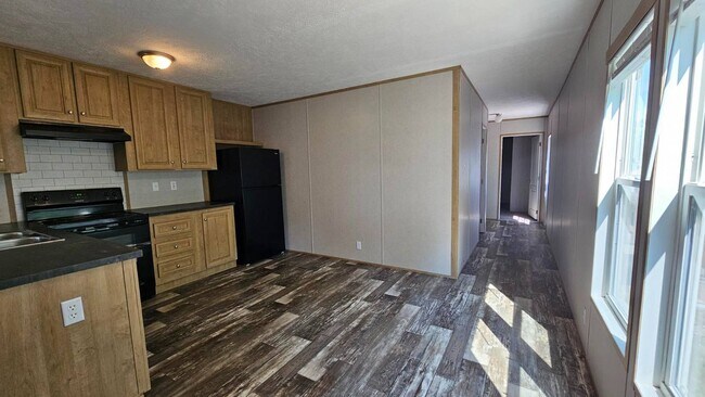 Building Photo - 2320 E MacArthur Rd