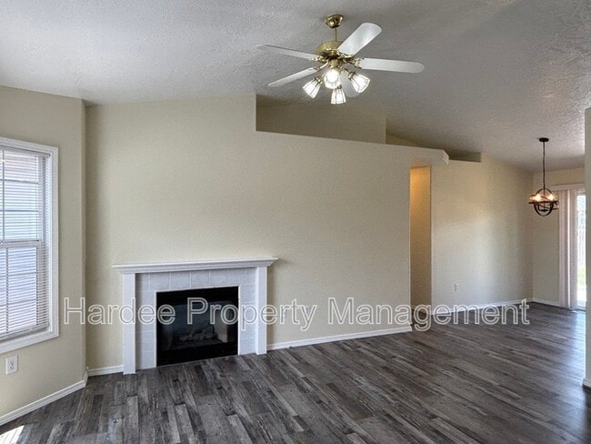 Building Photo - 10764 W Goldenrod Ave