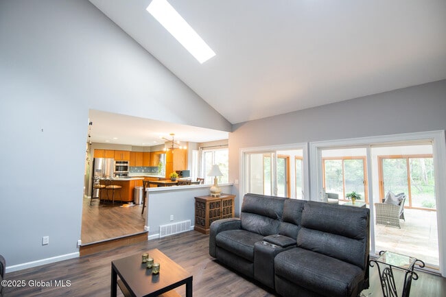 Building Photo - 13 Robinwood Dr