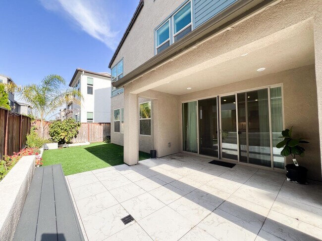 Building Photo - Newer Spacious 5 Bedroom Home Located in C...