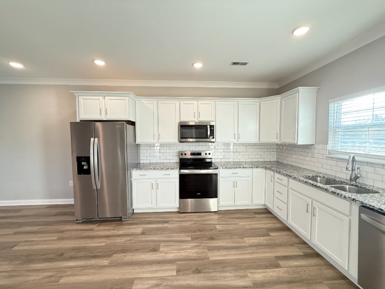 Building Photo - 3920 Dunbar Ave