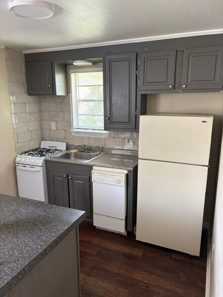 Building Photo - 2584 Iowa St