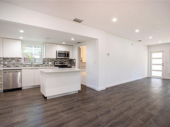 Building Photo - 2520 SW 22nd Terrace