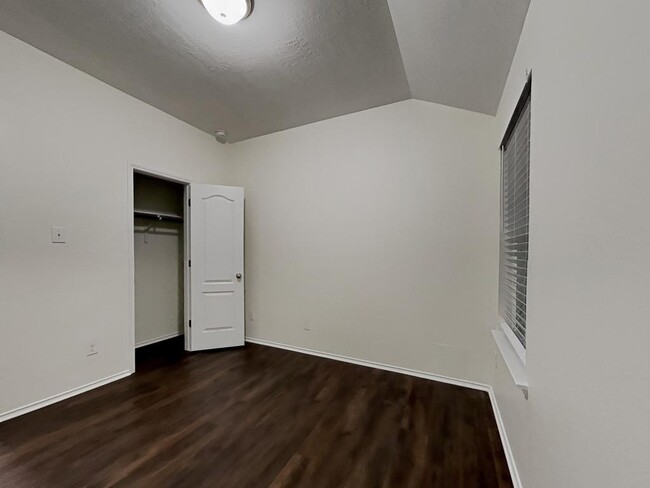 Building Photo - 2550 Riverway Dr