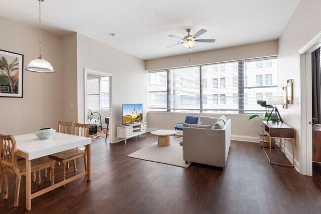 Building Photo - 925 Common St