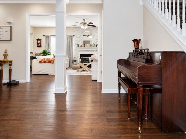 Building Photo - Beautifully Renovated 3 Bed / 2.5 Bath Home on Quiet Cul-de-Sac
