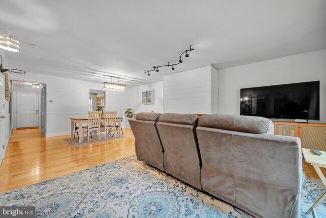 Building Photo - 301 Cherokee Cir