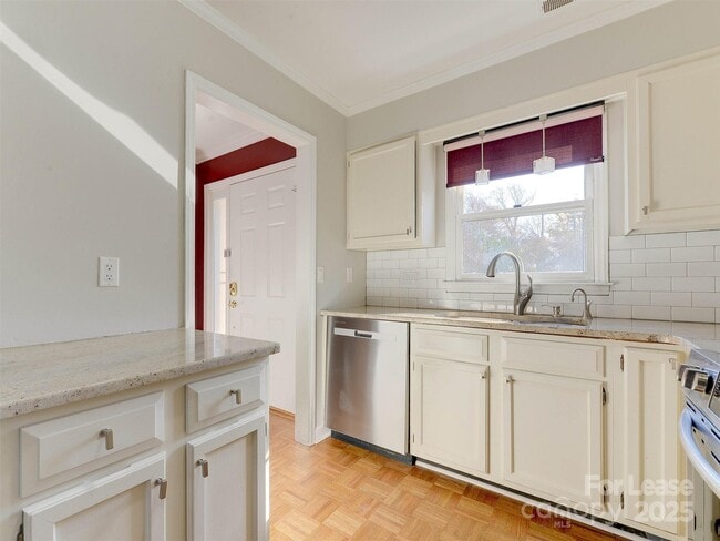 Building Photo - 527 Hawthorne Ln